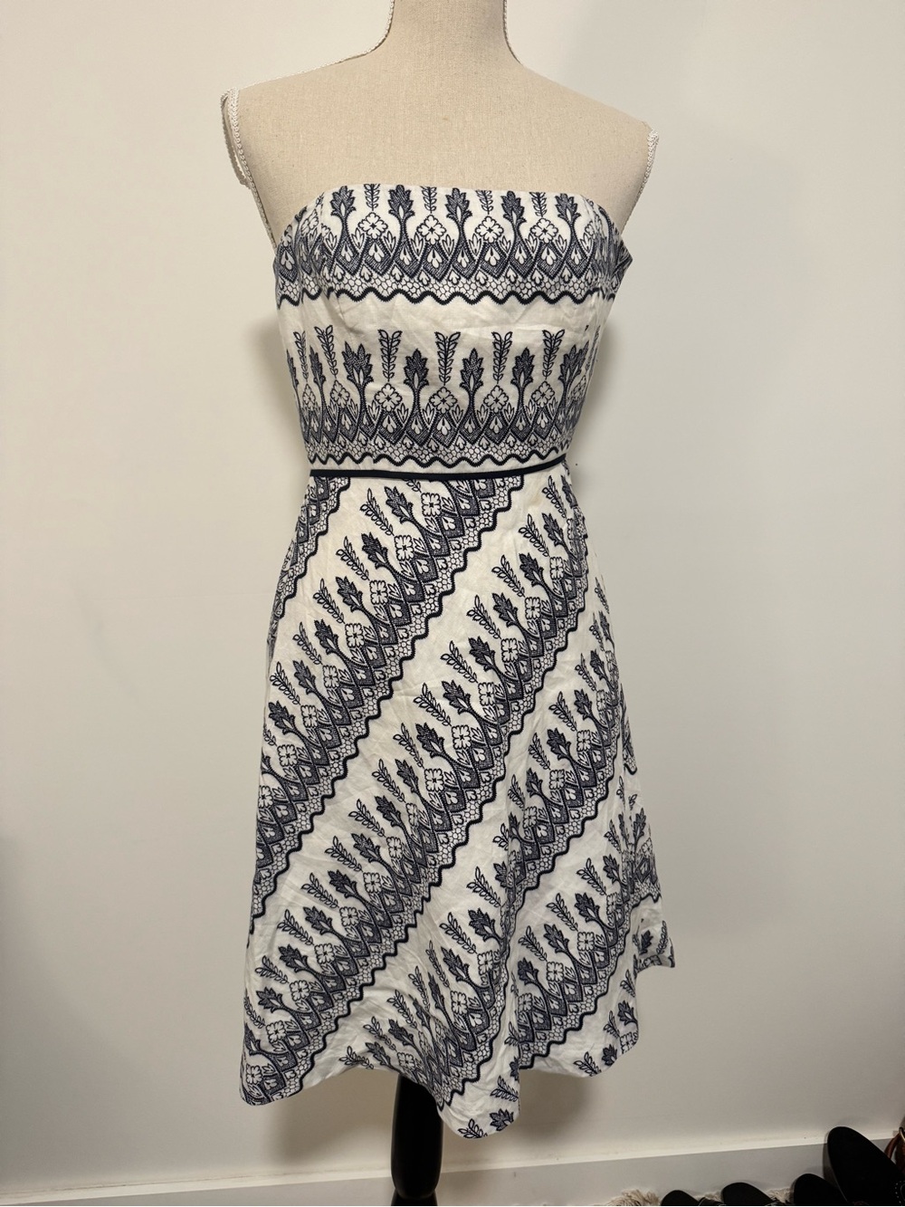 LOFT Strapless White Dress with Navy Embroidery Design Size 0P